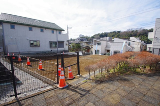 【前面道路含む現地写真】 | 【仲介手数料無料！！】多摩市永山2丁目　売地　3980万円 | 北側道路（歩道）と現地