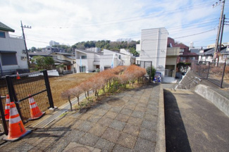 【前面道路含む現地写真】 | 【仲介手数料無料！！】多摩市永山2丁目　売地　3980万円 | 北側道路（歩道）と現地