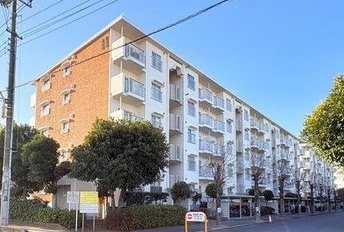 パークタウン若宮11号棟の外観|【外観】桶川市若宮1丁目、1984年3月築のRC造。JR高崎線「桶川」駅徒歩3分。総戸数420戸の団地内、管理は全部委託（日勤）の記載。※エレベーターなし、共用部の状態は見学時に確認ください。