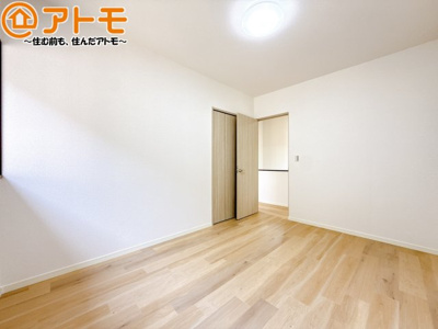【子供部屋】 | 清水区高橋1丁目　中古戸建 | 壁と床がシンプルな色合いだからこそ自分だけの空間を作れます♪お部屋作りのイメージは順調でしょうか♪