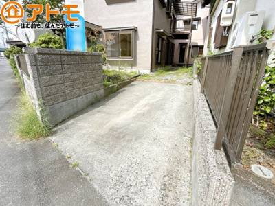 【駐車場】 | 清水区高橋1丁目　中古戸建 | リビングへ直接荷物を入れられる駐車場♪