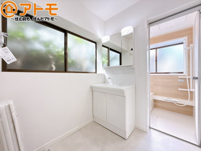 【独立洗面台】 | 清水区高橋1丁目　中古戸建 | シャワータイプの洗面台は、洗濯物の土汚れなどの予洗いもしやすいため、お子様のいるご家庭でも大活躍！