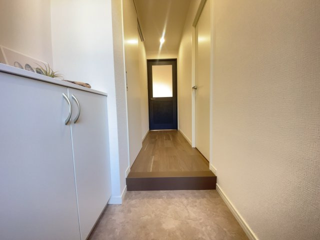 チサンマンション小笹の玄関|【リノベーション仕様】玄関入るとお洒落で綺麗なナチュラルの色彩です。