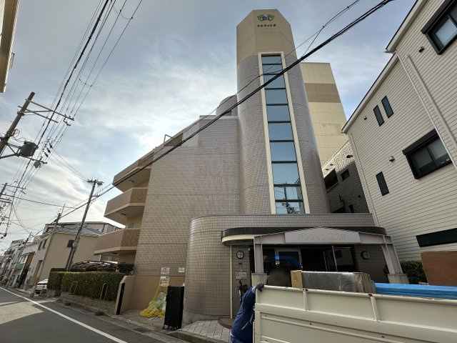 ドルフィンズマンション板宿の外観