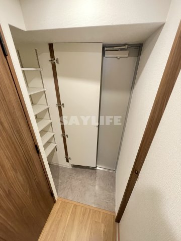 プレサンスNEO長堂アウローラの玄関