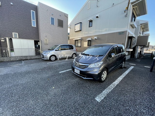 クレールハイツ鷺沼の駐車場