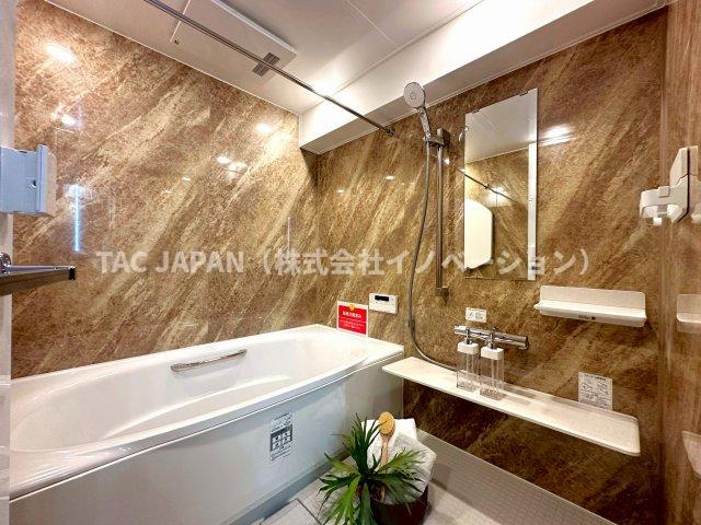 パルロード2の洗面所|大型の洗濯機を置いても余裕が感じられる脱衣スペースにはお洒落な洗面ユニットを制作。着替えやタオル、洗剤の買い置きなどリネン庫の使い方はお客様しだいです。