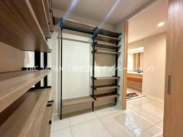 パルロード2の玄関|まるで旅館のような玄関スペースを創造。来客時や日頃の気遣いにも便利な大型洗面化粧台を玄関に設置。キッチンの間に大容量パントリーを新設しましたので家事動線◎