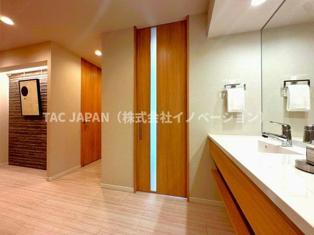 パルロード2の内装|るで旅館のような玄関スペースを創造。来客時や日頃の気遣いにも便利な大型洗面化粧台を玄関に設置。キッチンの間に大容量パントリーを新設しましたので家事動線◎