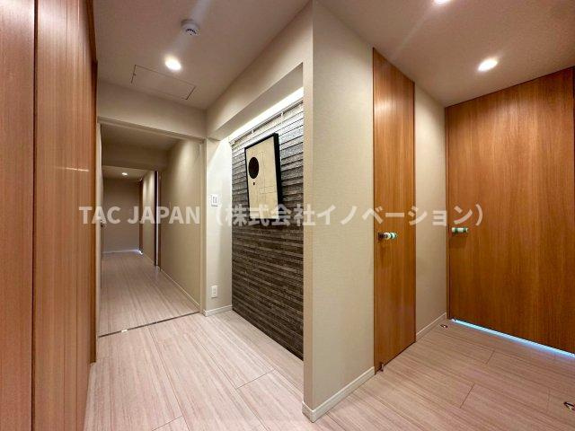 パルロード2の洋室|お洒落なアクセントクロスが美しい約9.5帖の主寝室。使い勝手に困らないダブルウォークインクローゼットを完備しています。