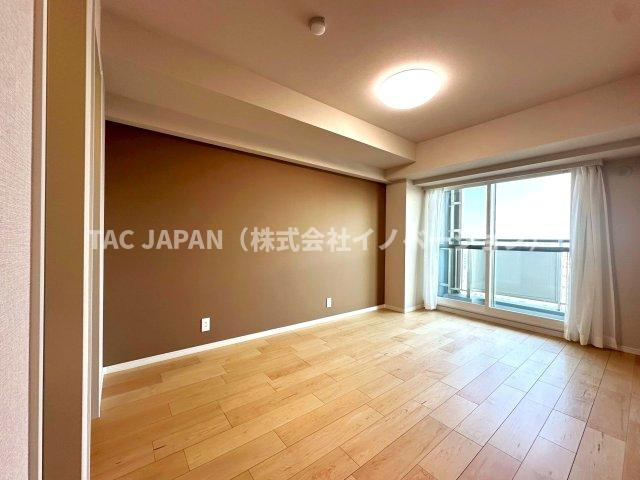 パルロード2の収納|お洒落なアクセントクロスが美しい約9.5帖の主寝室。使い勝手に困らないダブルウォークインクローゼットを完備しています。