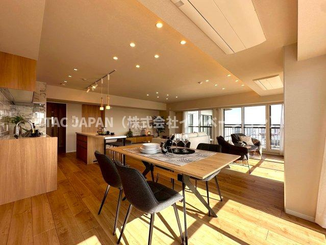 パルロード2の居間・リビング|【広々LDK・約30帖】
朝日がふんだんに注ぐカフェのようなリビングを創造。キッチンやお風呂などの水まわり設備機器をはじめ、壁や天井・床なども新品交換済！安心のアフター保証付きリノベーション施工。