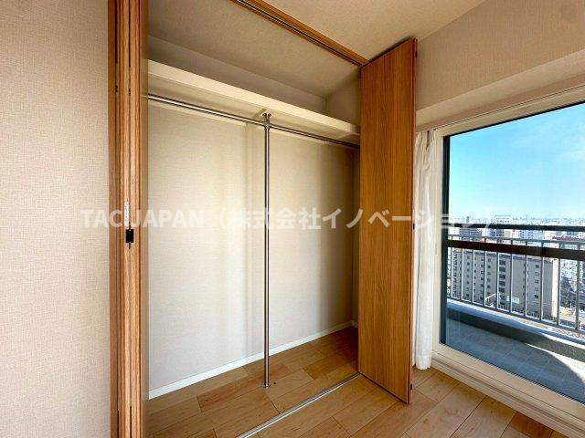 パルロード2の洋室|大容量のウォークインクローゼットを備えた約7.8帖の洋室。全てのお部屋がバルコニーに面していますので、心地よい日差しと素敵なロケーションをお楽しみいただけます。