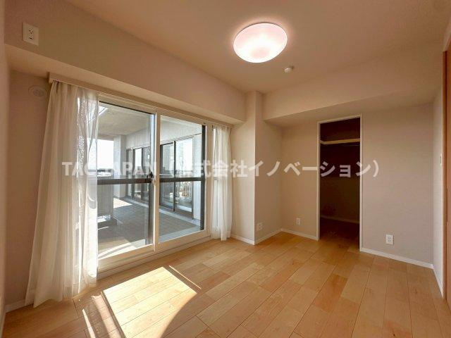 パルロード2の収納|大容量のウォークインクローゼットを備えた約7.8帖の洋室。全てのお部屋がバルコニーに面していますので、心地よい日差しと素敵なロケーションをお楽しみいただけます。