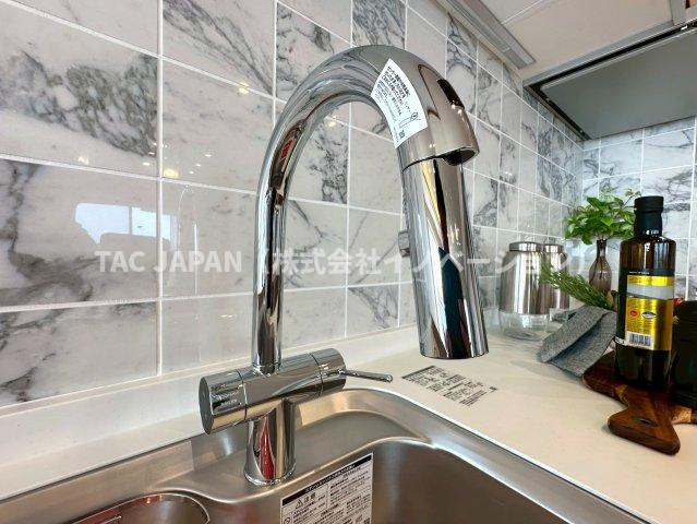 パルロード2のキッチン|【ガラストップ3口コンロ】
焼物を作りながら炒め物や煮込みも同時に調理！お調理の幅が広がる3口コンロ（お手入れ楽々ガラストップタイプ）。