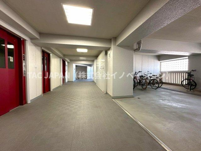 パルロード2のエントランス|【赤羽駅から徒歩2分】
都心へのアクセスが良好でありながら、家賃相場は比較的リーズナブル。飲食店も安くて美味しい店が多く、生活コストを抑えながら便利な暮らしができる点が大きな魅力です。