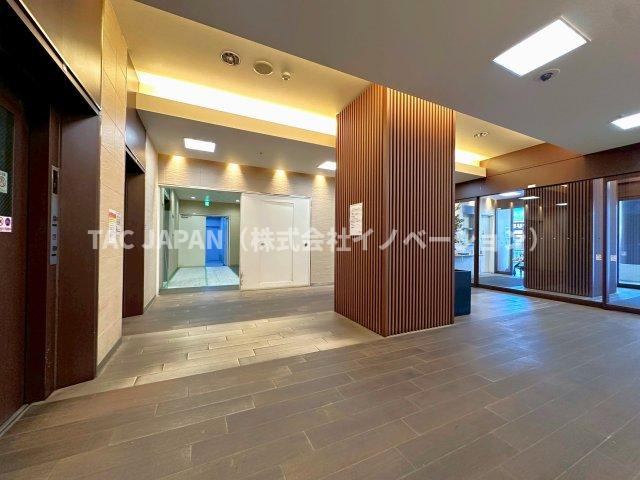 パルロード2の居間・リビング|朝日がふんだんに注ぐ約30帖の広々LDK。万が一の不具合に対応したアフターサービス保証付きリノベーションでご入居後も安心サポートします。