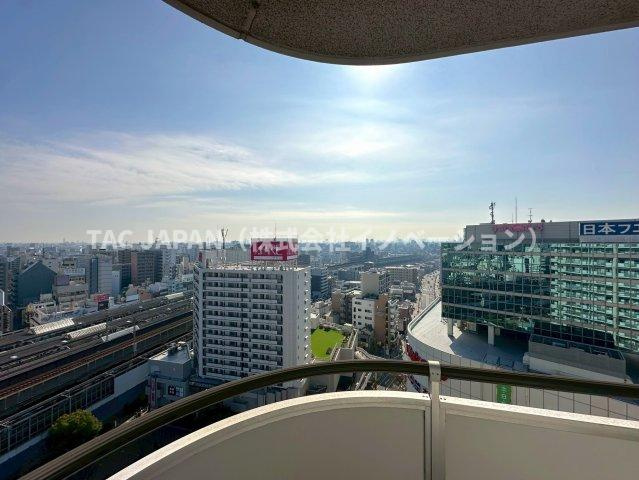 パルロード2のキッチン|床暖房を完備するキッチンスペース。食事の時間がバラバラでも最後の人がスイッチONで洗い物が完結できる縦型ビルトイン食器洗浄乾燥機・便利な浄水シャワー栓・ガラストップ三口コンロ等を完備しています。