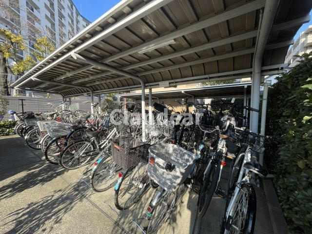 クレストコート金町の駐輪場|ドキドキの新生活も、安心してスタート。ぴったりの住まいを見つけませんか？クランディアが一緒に住まい選びをサポートします‼　まずは、お気軽にお問合せください　＃クランディア