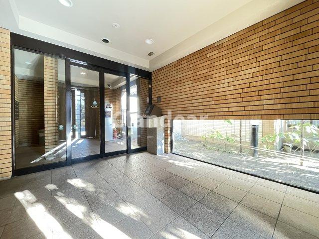 クレストコート金町のエントランス|ドキドキの新生活も、安心してスタート。ぴったりの住まいを見つけませんか？クランディアが一緒に住まい選びをサポートします‼　まずは、お気軽にお問合せください　＃クランディア