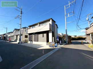 【前面道路含む現地写真】 | 小学校８分　スーパー９分　ファミリークローク　習志野台８　全3棟　B号棟 | 施工例
前面道路が広く、駐車もスムースに行えます