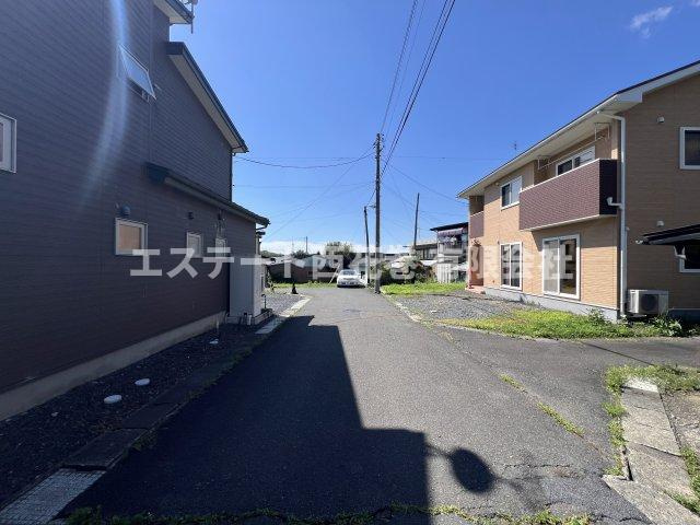 花巻市東和町土沢８区　土地建物の前面道路含む現地写真