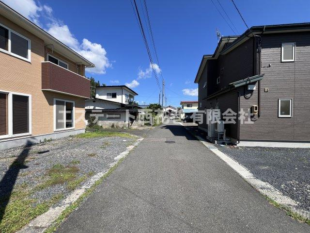 花巻市東和町土沢８区　土地建物の前面道路含む現地写真