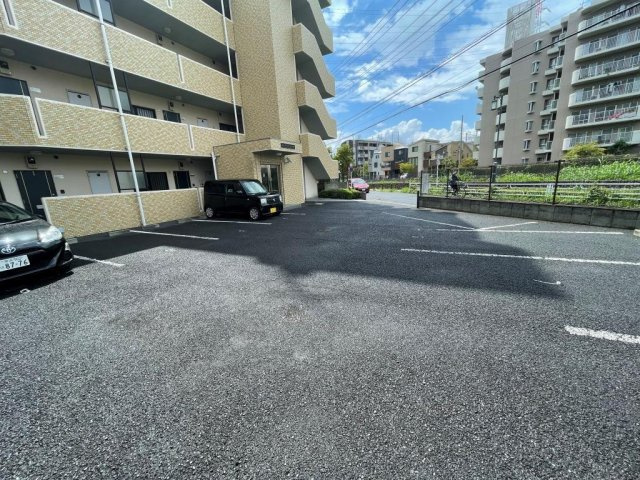 ハイデンスムラタの駐車場