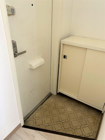 ライジングサンハイツの玄関