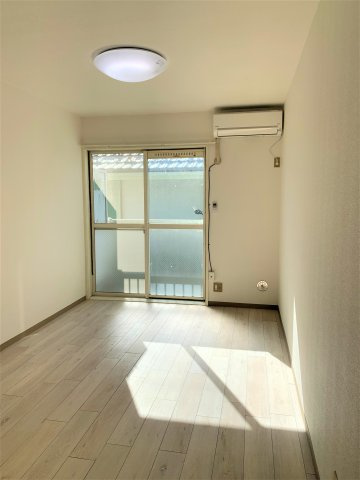 ライジングサンハイツの居間・リビング