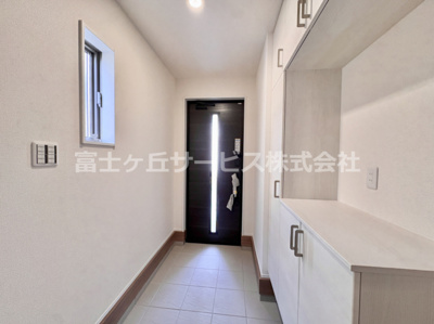 【玄関】 | 豊橋市西幸町 新築一戸建て | 明るい玄関です