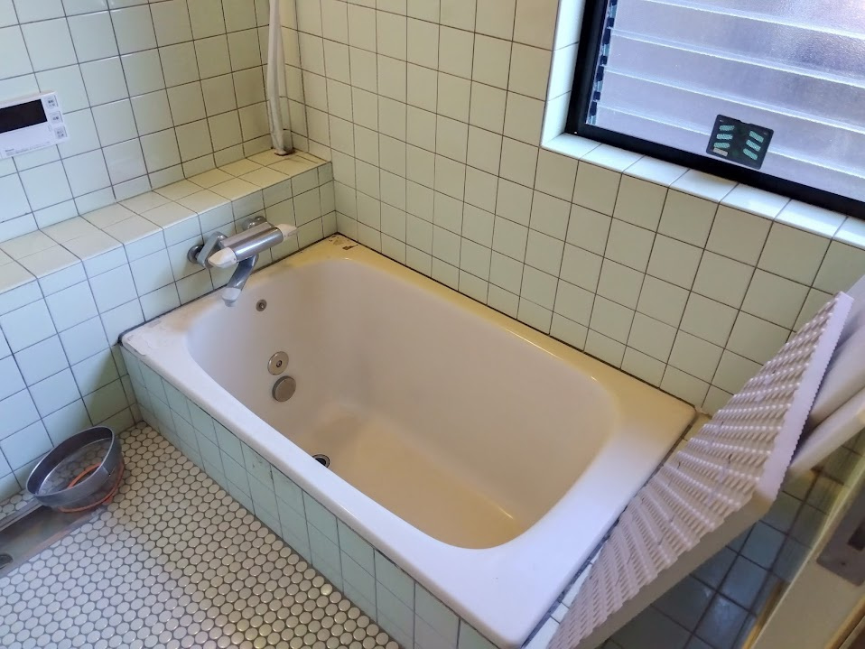 売中古戸建　三島市若松町の浴室|どこか懐かしさを感じるタイル張りの浴室です。しっかりとした造りで、ゆったり浸かれるサイズ感のバスタブが魅力的ですね。窓付きのため換気がしやすく、湿気対策にも配慮された設計です。
