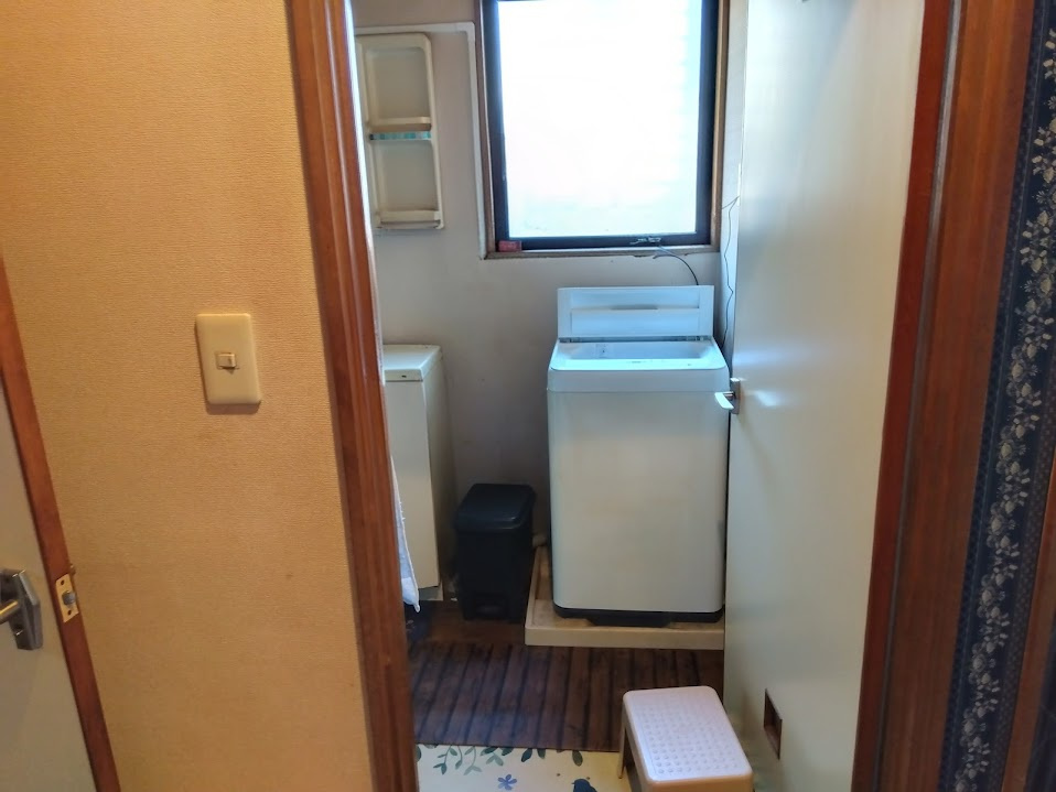 売中古戸建　三島市若松町の洗面所|窓付きで換気ができるため、湿気がこもりにくい設計です。
洗面・浴室と同じ動線上にあり、家事効率も良好ですね。コンパクトながら使いやすい配置で、毎日の洗濯もスムーズに行えます。