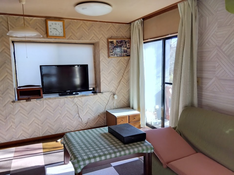 売中古戸建　三島市若松町の居間・リビング|バルコニーにも面しており、風通しも良好です。シンプルな間取りのため、家具配置もしやすく、ご自身のライフスタイルに合わせたアレンジが可能です。