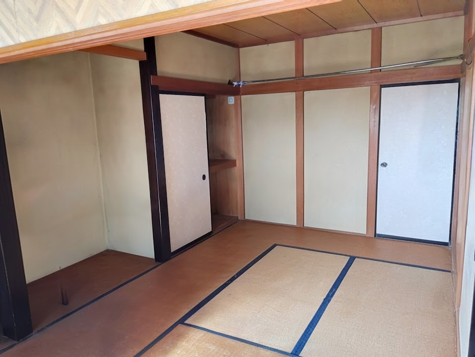 売中古戸建　三島市若松町の和室|落ち着きのある和室空間です。畳の香りに包まれ、心安らぐひとときを過ごせます。
押入れ収納付きで、寝具や季節物もしっかり整理可能ですね。
床の間もあり、趣味の飾り棚や書斎コーナーとしても活用できます。