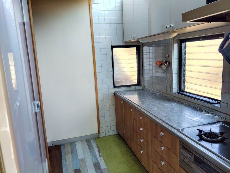 売中古戸建　三島市若松町のキッチン|2か所の窓から自然光が差し込む、明るく開放的なキッチンです。タイル張りの壁面は清潔感があり、毎日のお料理が楽しくなるような空間に仕上がっています。