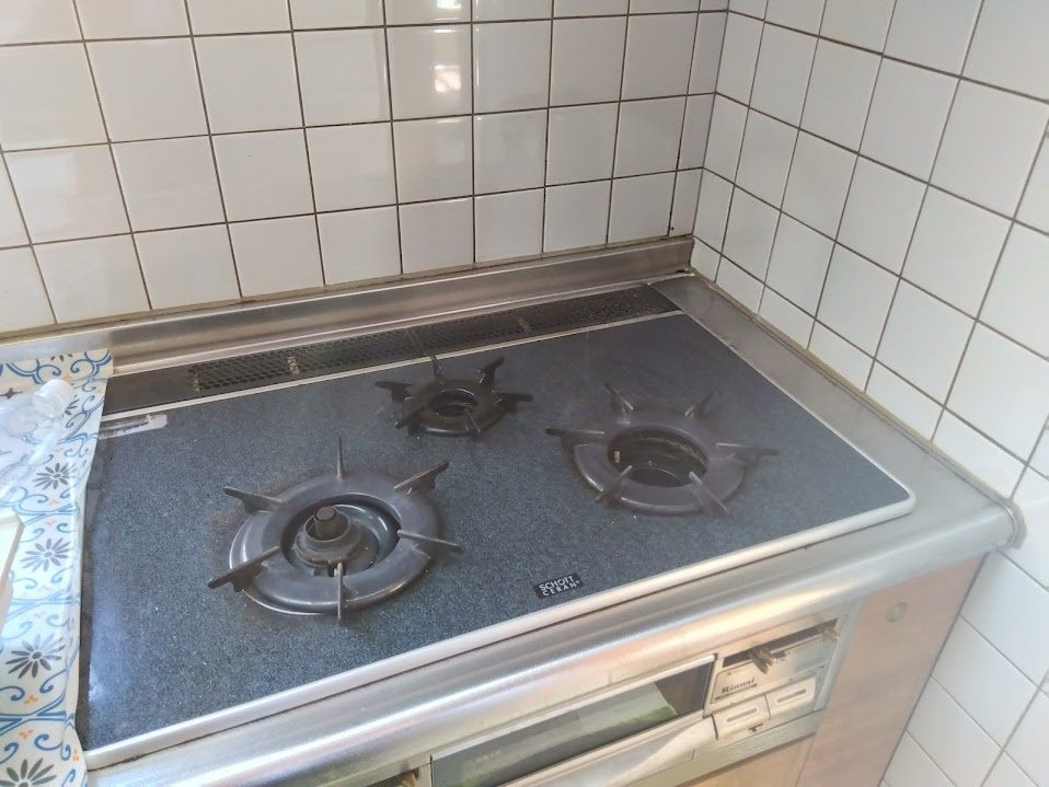 売中古戸建　三島市若松町のキッチン|天板には耐久性と美しさを兼ね備えたガラストップを採用しています。汚れが付きにくく、サッとひと拭きするだけで簡単にお手入れができるのが魅力的ですね。