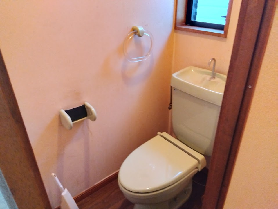 売中古戸建　三島市若松町のトイレ|窓から自然光が差し込む、明るく清潔感あふれるトイレです。窓があることで換気もしやすく、常にフレッシュな空気を取り込めるのが嬉しいですね。