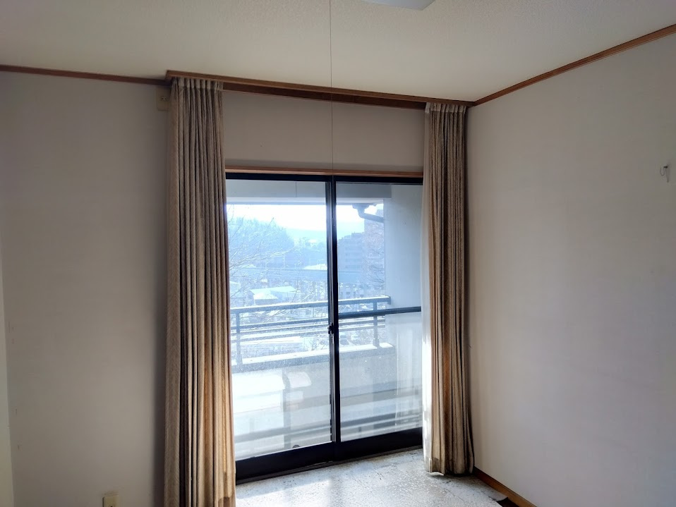 売中古戸建　三島市若松町の内装|南向きの大きな吹き出し窓から、心地良い自然光がたっぷりとお部屋に差し込みます。バルコニ－へと続く窓を開ければ、開放感あふれる風を感じることができます。