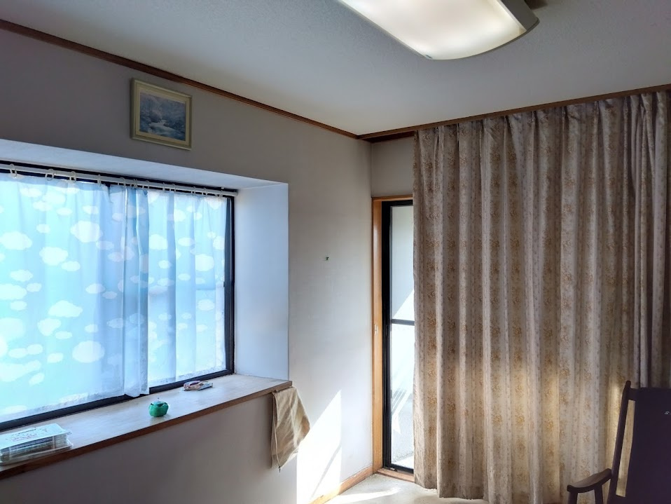 売中古戸建　三島市若松町の内装|白を基調とした壁面に、出窓がアクセントになった使い勝手の良い間取りです。厚手のカ－テンはプライバシ－をしっかり守りつつ、お部屋に重圧な印象を与えます。