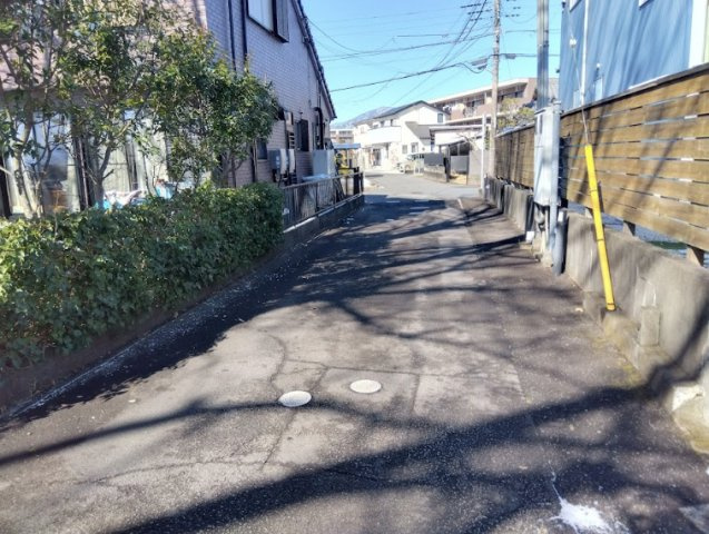 売中古戸建　三島市若松町の前面道路含む現地写真|落ち着いた雰囲気の住宅街に位置しています。周囲は戸建て住宅が建ち並び、静かでゆったりとした住環境が広がっています。