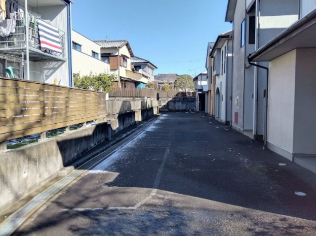 売中古戸建　三島市若松町の前面道路含む現地写真|交通量も多くなさそうな穏やかな道路で、小さなお子さまのいるご家庭にも安心感のある環境です。道路幅も確保されているため、お車の出し入れや来客時の対応も安心です。
