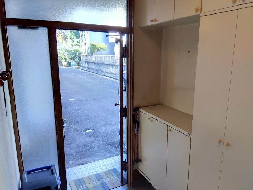 売中古戸建　三島市若松町の玄関|玄関ドアからは自然光が入り、日中は明るく開放的な印象です。大容量のシューズボックス付きで、ご家族分の靴もしっかり収納できます。