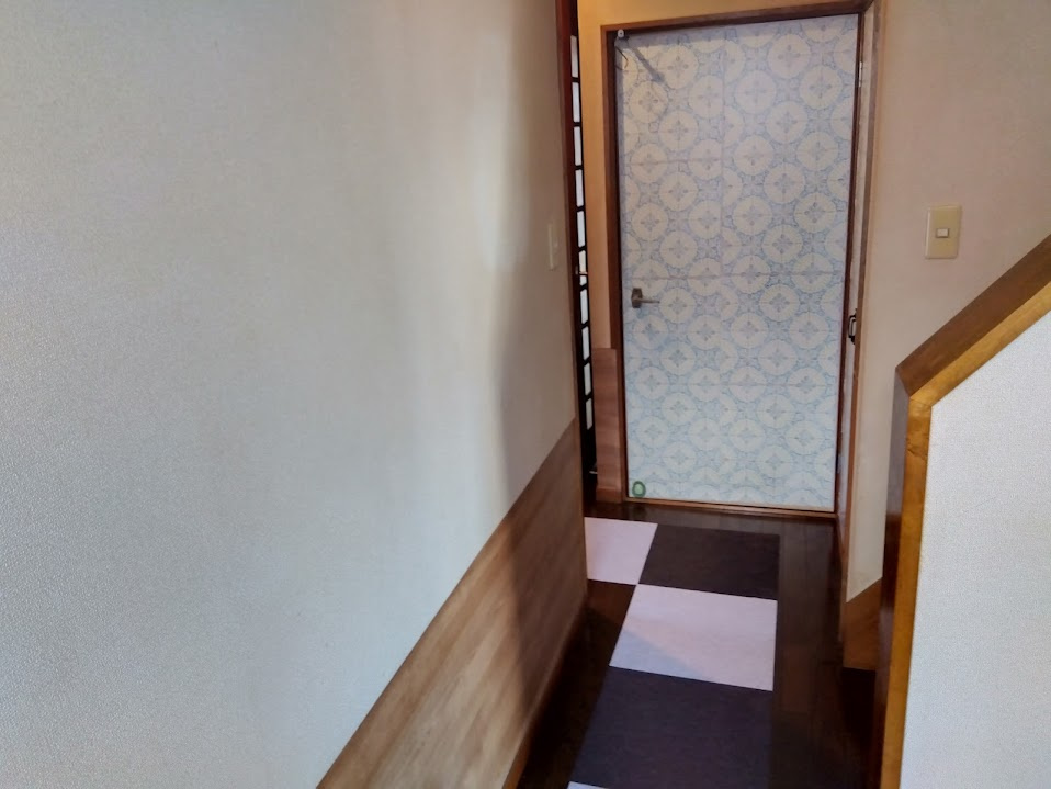 売中古戸建　三島市若松町の内装|玄関から続く落ち着いた雰囲気のホール空間です。腰壁がアクセントとなり、温かみのある印象を与えてくれます。毎日通る場所だからこそ、落ち着きと安心感を感じられる空間です。
