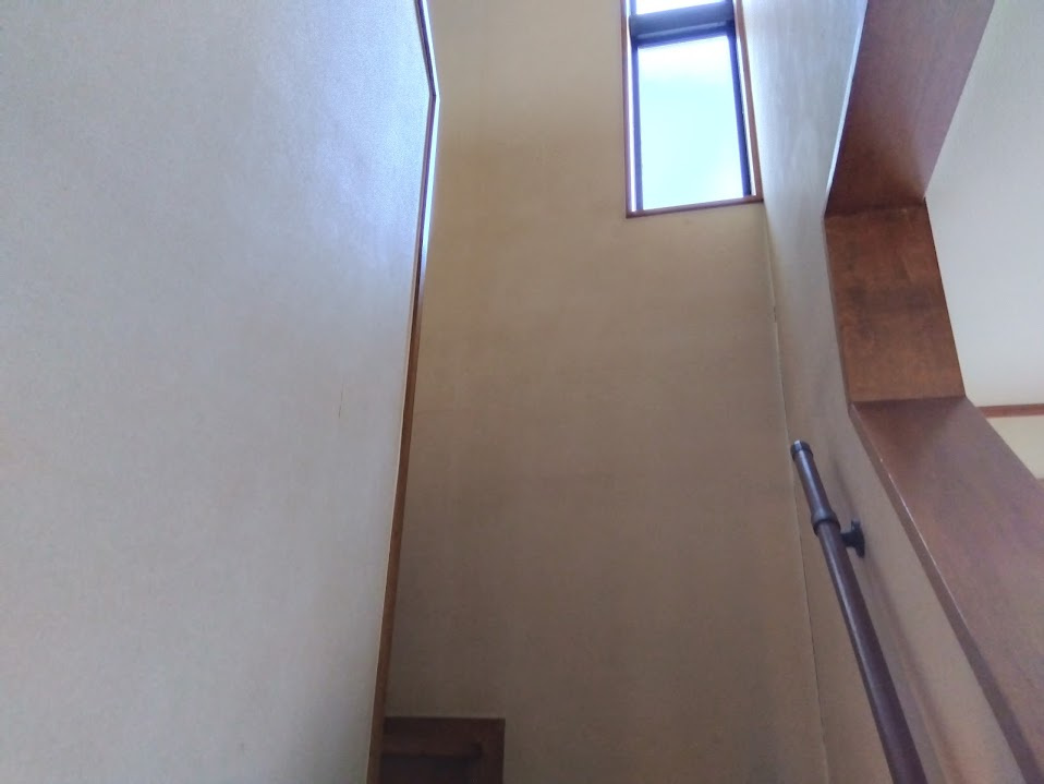 売中古戸建　三島市若松町の内装|吹き抜けのある開放的な階段スペースです。
高窓からたっぷりと自然光が差し込み、日中は明るく心地よい空間です。
