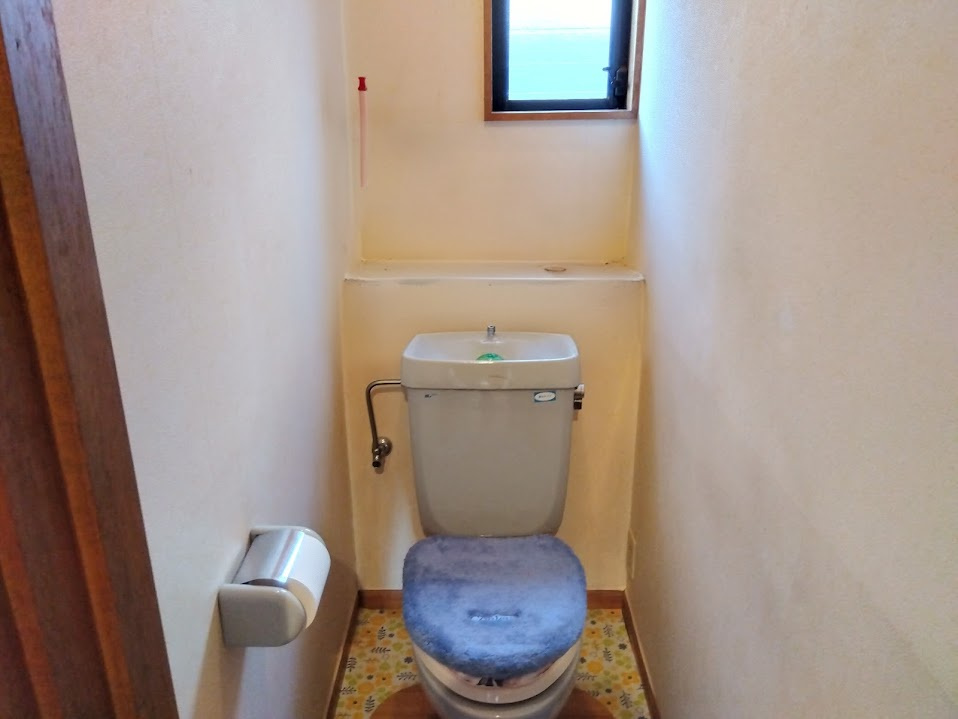 売中古戸建　三島市若松町のトイレ|窓付きで明るく、換気もしやすいトイレスペースです。
自然光が入ることで、清潔感のある印象ですね。