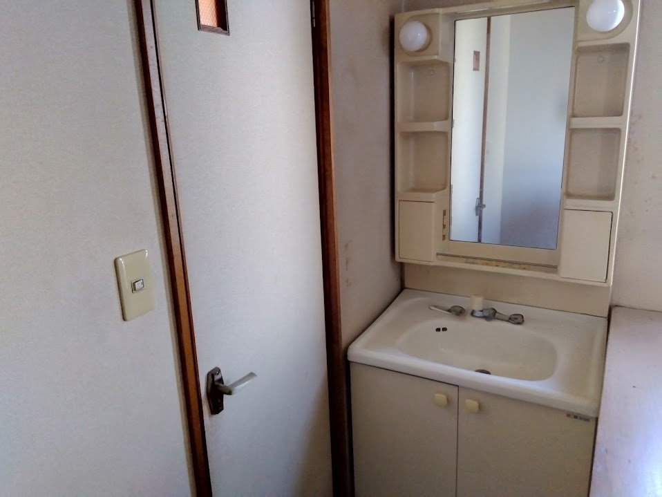 売中古戸建　三島市若松町の洗面所|自然光が入るため、朝の身支度も気持ちよくスタートできます。
収納棚付きの洗面台で、日用品もすっきり整理可能です。