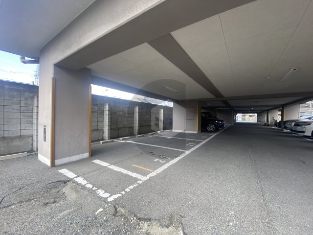 ロイヤルヴィラ東大阪の駐車場