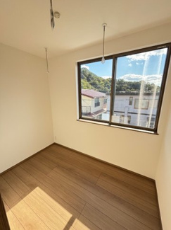 【洋室】 | 東区上温品4　限定1棟【P並列2台可】 | 2階　洋室×3　収納付きでお部屋がスッキリ広く使えます。　
