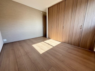 【収納】 | 東区上温品4　限定1棟【P並列2台可】 | 2階　洋室×3　収納付きでお部屋がスッキリ広く使えます。